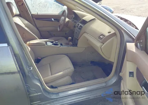 2008 Mercedes-Benz C 300 Luxury 4Matic z USA, uszkodzony, nr VIN WDDGF81X48F151719